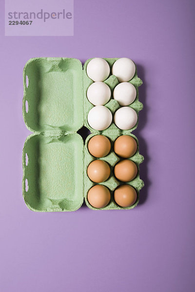Weiße und braune Eier im Karton  erhöhte Ansicht