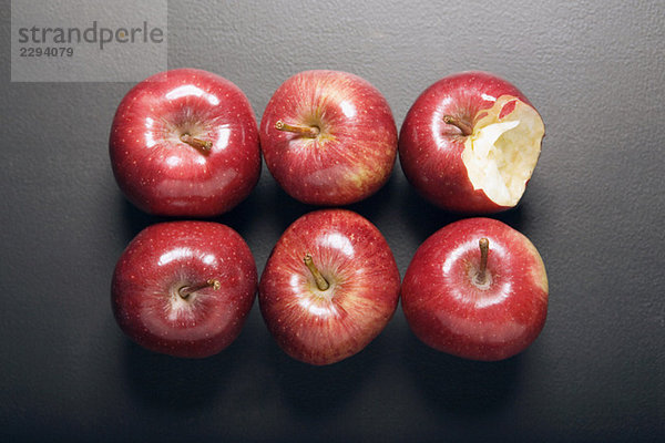 Rote Äpfel  einer von innen gebissen  erhöhte Ansicht