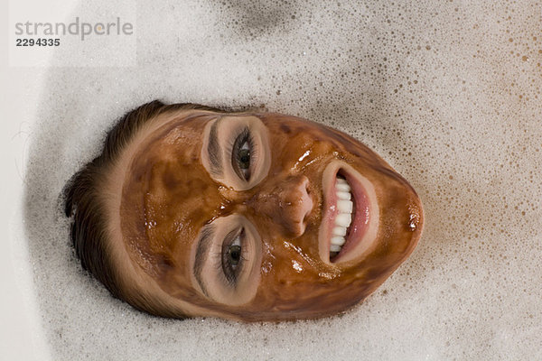 Porträt einer jungen Frau mit Gesichtsmaske