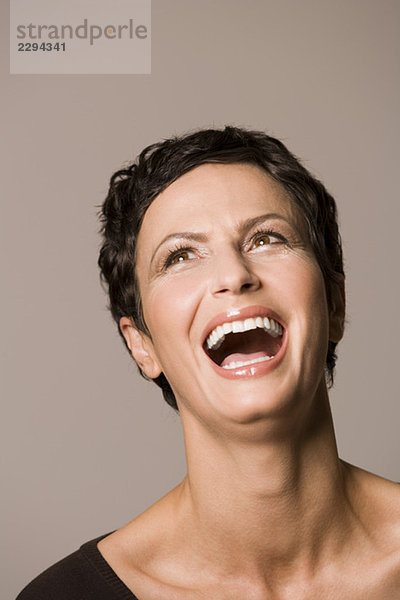 Porträt einer Frau  lachend  Nahaufnahme
