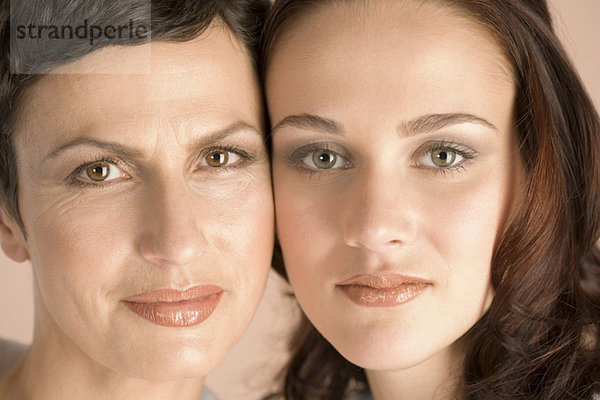 Reife Mutter und Tochter Kopf zusammen  Nahaufnahme  Portrait