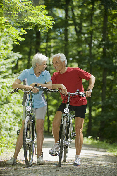 Seniorenpaar mit Fahrrädern  das eine Pause macht