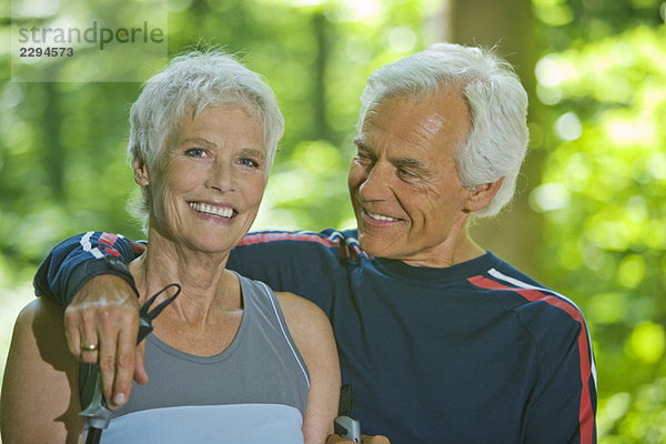Seniorenpaar bei einer Pause  Porträtfoto