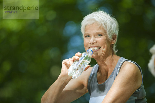 Seniorin  Trinken aus der Wasserflasche  Porträt