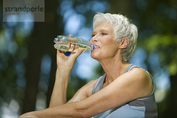 Seniorin  Trinken aus der Wasserflasche  Porträt