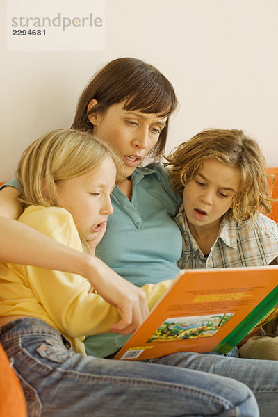 Mutter liest Geschichtenbuch für Kinder