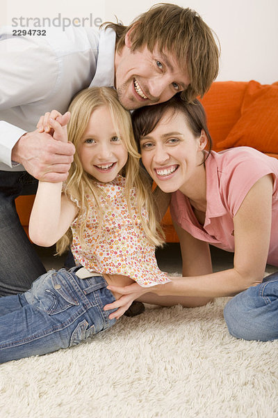 Verspielte Familie im Wohnzimmer  Portrait