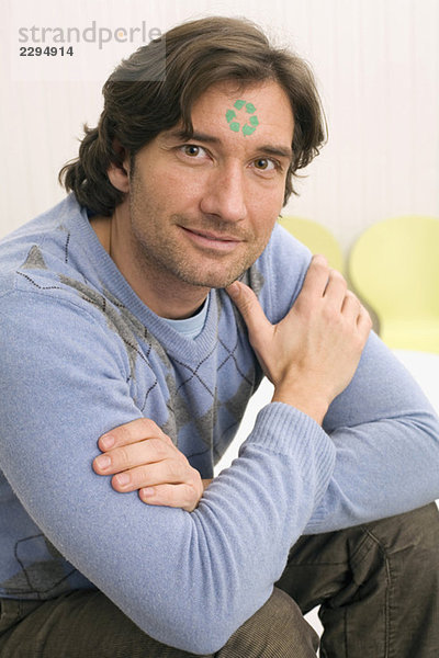 Mann mit grünem Schild auf der Stirn  Portrait