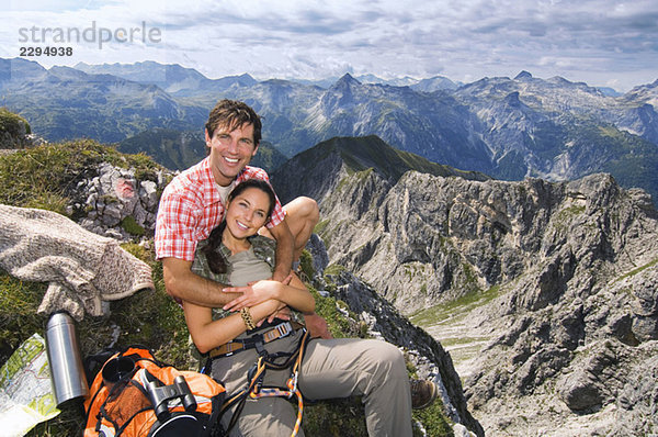 Österreich  Salzburger Land  Paar auf Berggipfel  Portrait