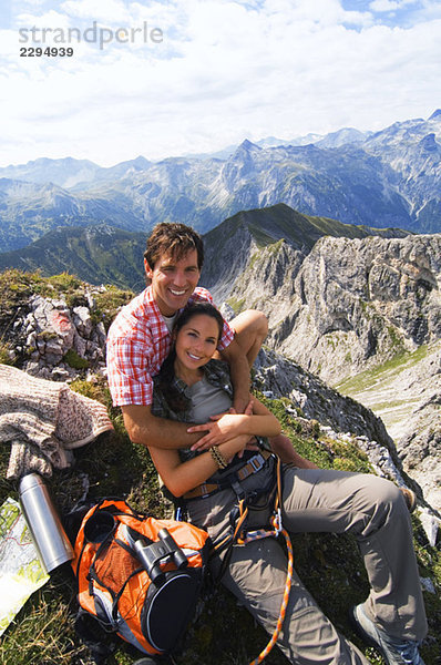 Österreich  Salzburger Land  Paar auf Berggipfel  Portrait