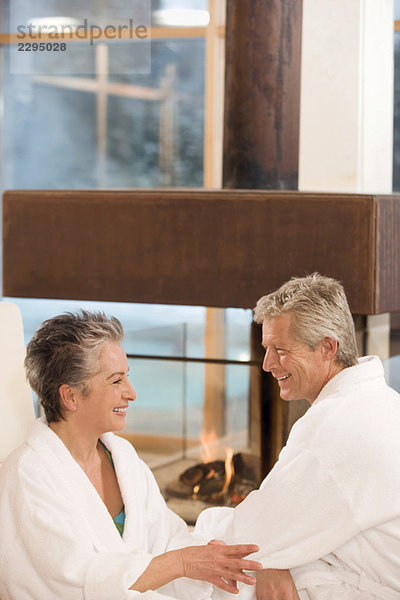 Erwachsenes Paar im Bademantel  lächelnd  Portrait