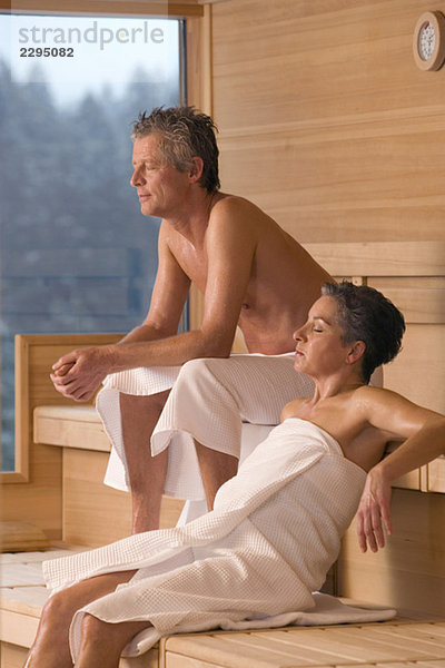 Reife Paare in der Sauna