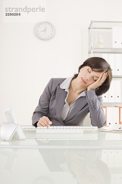 Geschäftsfrau müde von der Arbeit  Hand in Hand mit Kopf
