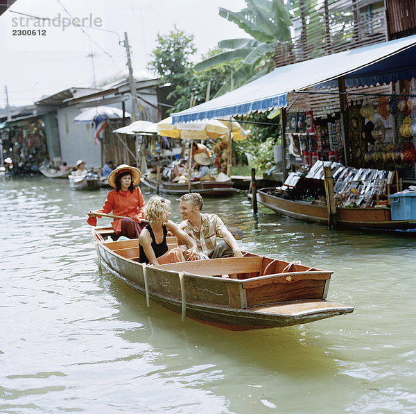 Junges paar in einem Boot Thailand