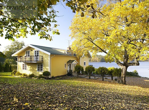 Wasser Wohnhaus gelb Schweden