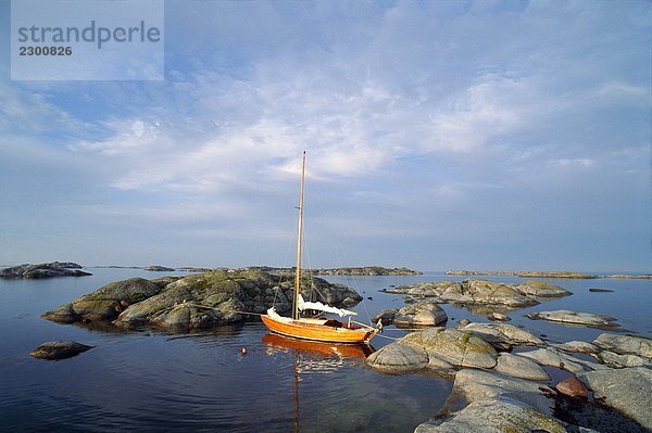 Segelboot ankern zwischen zwei kleine Inseln Stora Nassa Stockholmer Schären Schweden