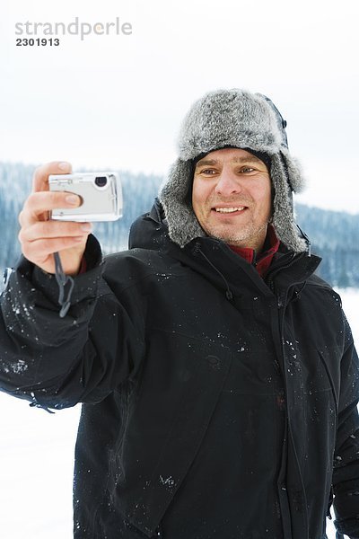 Ein lächelnd mann mit einer Kamera Jämtland  Schweden