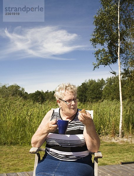 Eine alte Frau in einem Liegestuhl Schweden