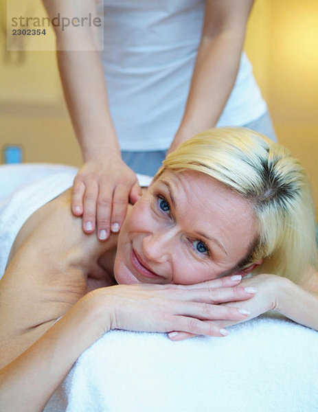 Entspannte Frau bei einer Massage