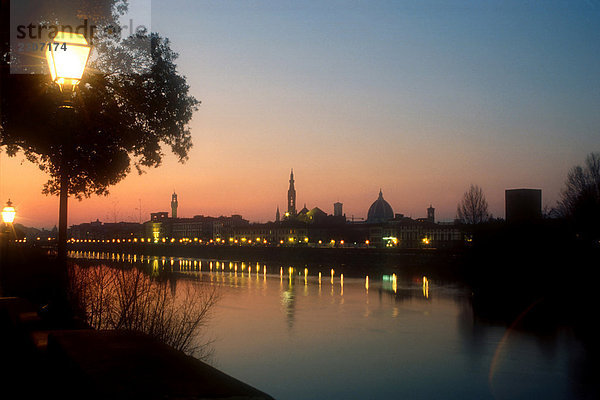 Florenz. Fluss Arno. Sonnenuntergang