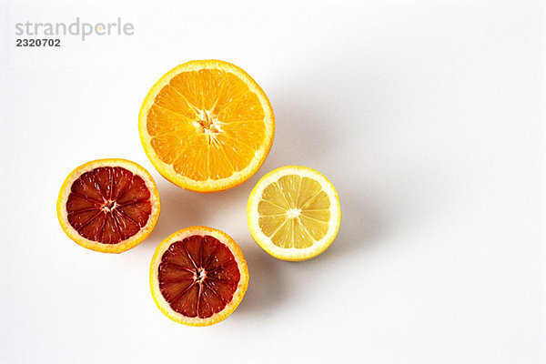 Geschnittene Orange  Blutorange und Zitrone  Nahaufnahme