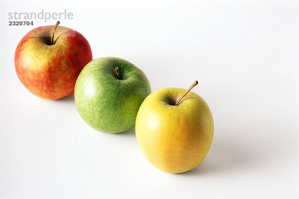 Drei verschiedene Äpfel in einer diagonalen Reihe  Nahaufnahme