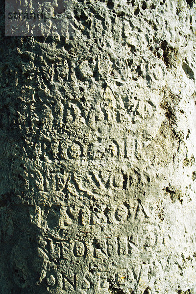 Text in Stein gemeißelt  Nahaufnahme  Vollbild