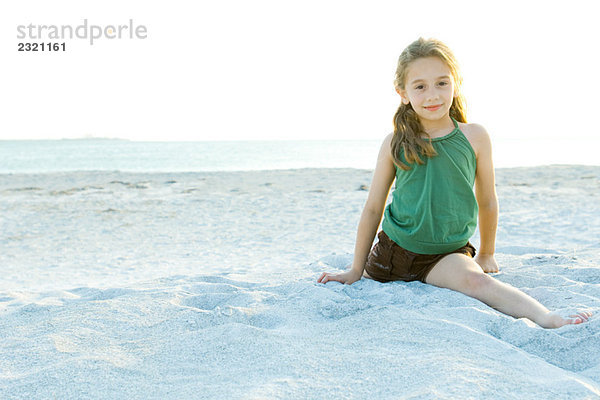 Kleines Mädchen beim Split am Strand  lächelnd vor der Kamera