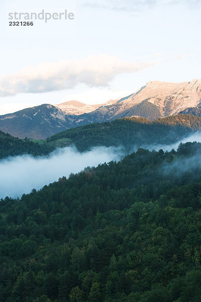 Landschaft mit Bergen und Nebel