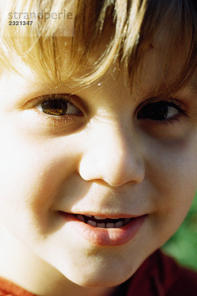 Kleiner Junge lächelt vor der Kamera  Nahaufnahme  Porträt