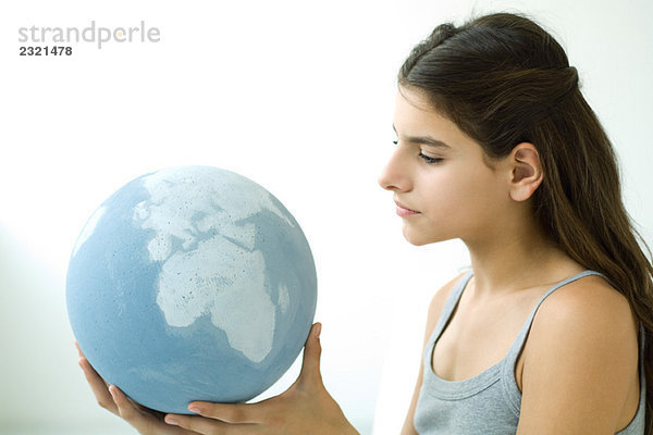 Teenager Mädchen mit Globus  Seitenansicht  Portrait