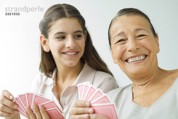Seniorin und Enkelin beim Kartenspielen