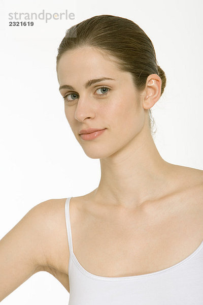 Frau mit Haar in Brötchen  mit weißem Tank Top  Portrait
