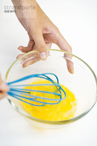 Frau verquirlt Eier in der Schüssel  geschnitten  Hochwinkelansicht