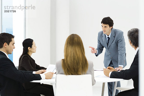 Geschäftsfreunde mit Besprechung  Manager auf den Tisch gelehnt  Zeigen