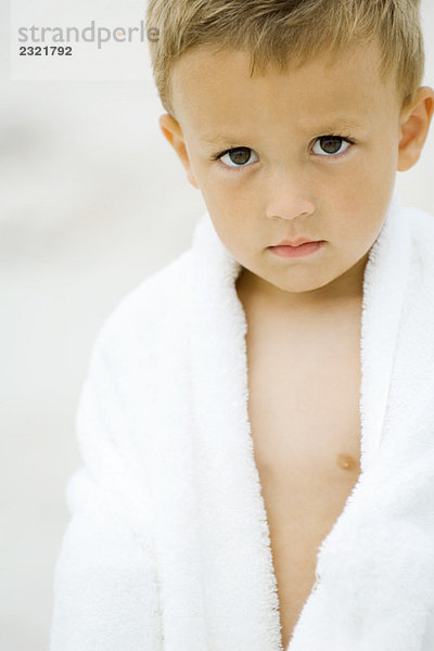 Kleiner Junge in Handtuch gewickelt  Blick in die Kamera  Porträt