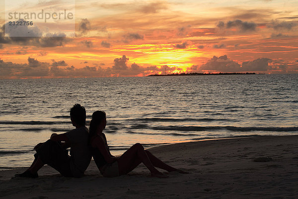 Paar auf den Malediven bei Sonnenuntergang