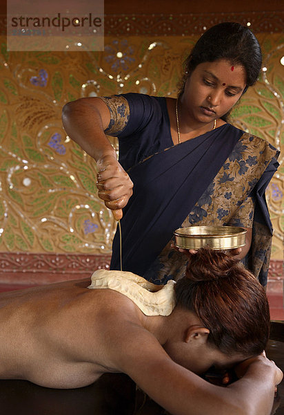 Frau mit Ayurveda-Behandlung