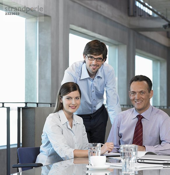Porträt von drei Businesspeople in Meeting lächelnd