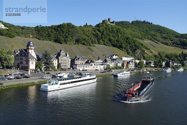 Lastschiffe im Fluss  Mosel  Burg Landshut  Rheinland-Pfalz  Deutschland