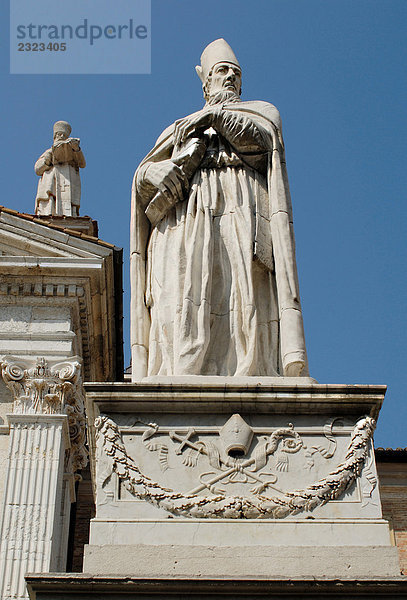 Italien  Marche  Urbino  Duomo statue