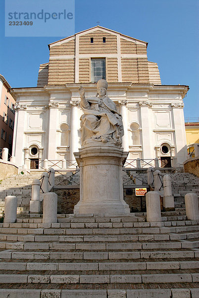 Italien  Marche  Ancona  Piazza Plebiscito  Papst Clemente XII Statue und San Domenico Kirche