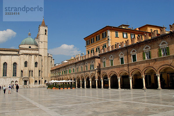 Italien  Marche  Ascoli Piceno. Piazza del Popolo und Kirche von San Francesco
