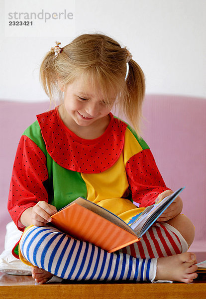 Mädchen ein Buch zu lesen