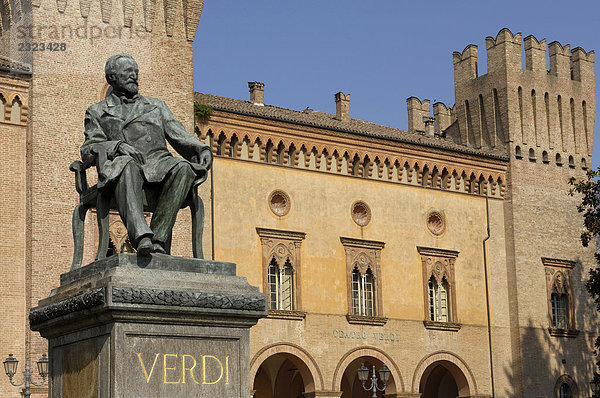 Italien  Emilia Romagna  Busseto  Verdi Quadrat und Giuseppe Verdi statue