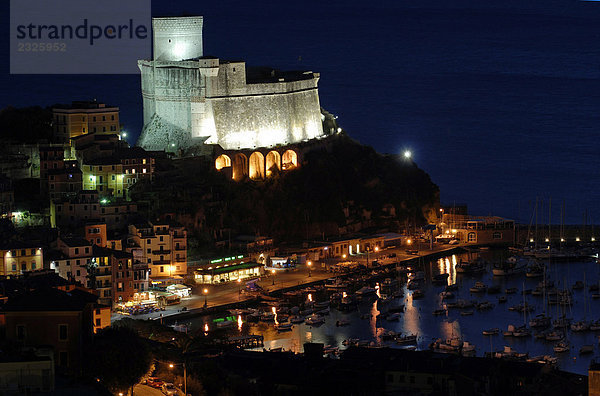 Italien  Ligurien  Lerici  das Schloss in der Nacht