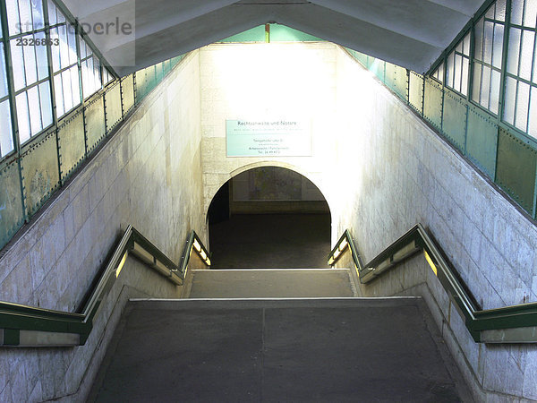 Erhöhte Ansicht der Treppe an u-Bahn Station  Berlin  Deutschland  Europa