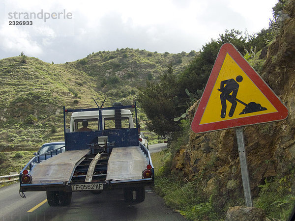 Lastwagen in Bewegung in der Nähe von Bau Straßenschild  La Gomera  Kanaren  Spanien