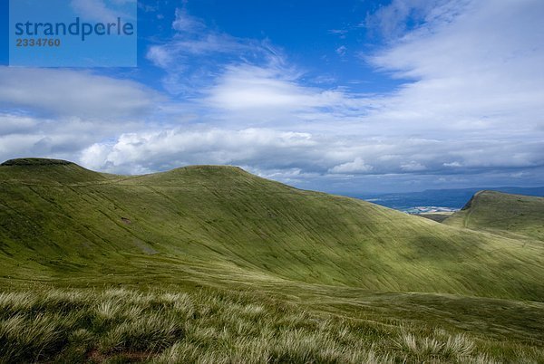 Wolken über Berge  Neuadd Stausee  Brecon Beacons National Park  Powys  Wales