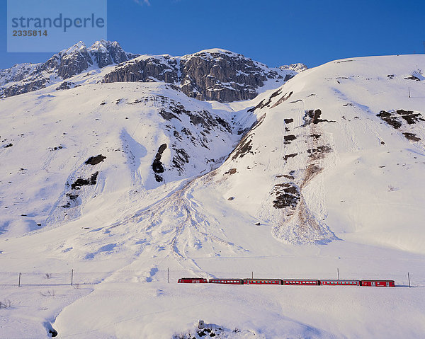 10448078  Bahn  Mountain Road  Schweiz  Europa  Wallis  Furka-Oberalp  Eisenbahn  Bahnhof  Realp  Berge  Lawine